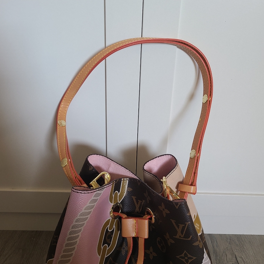 Elegant Pink and Brown Monogram Shoulder Bag - Picture 5 of 7